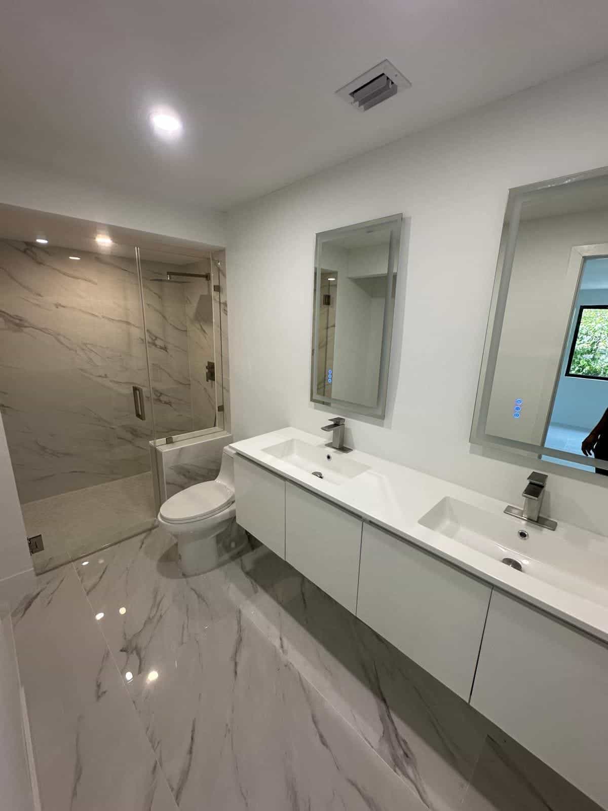Before and after of a Bathroom remodeling by a plumber in Medley