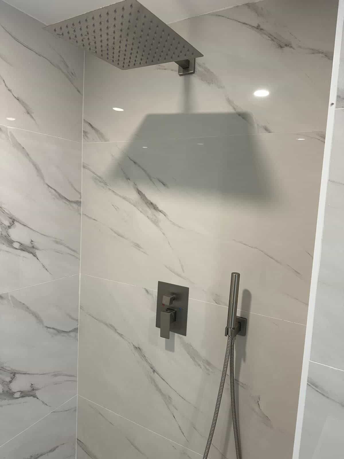 Before and after of a Bathroom remodeling by a plumber in Medley